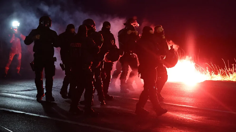 Samstagmorgen – Stunden bevor der AfD-Parteitag beginnt – werden die ersten Demonstranten Feuerwerk in Richtung der Polizei