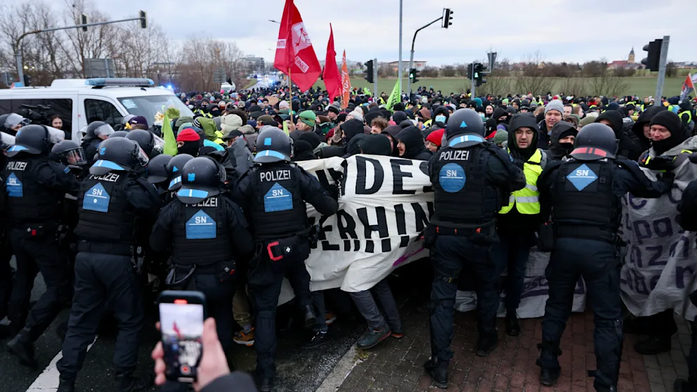 Demonstranten blockieren Zufahrten zum AfD-Parteitag