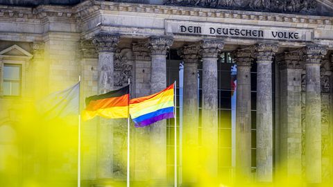 Regenbogenflagge vor dem Bundestag