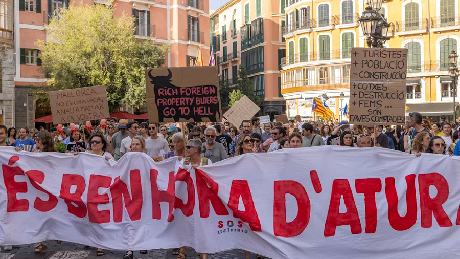 Mallorca - Teilnehmer bei einr Kundgebung gegen den Massentourismus